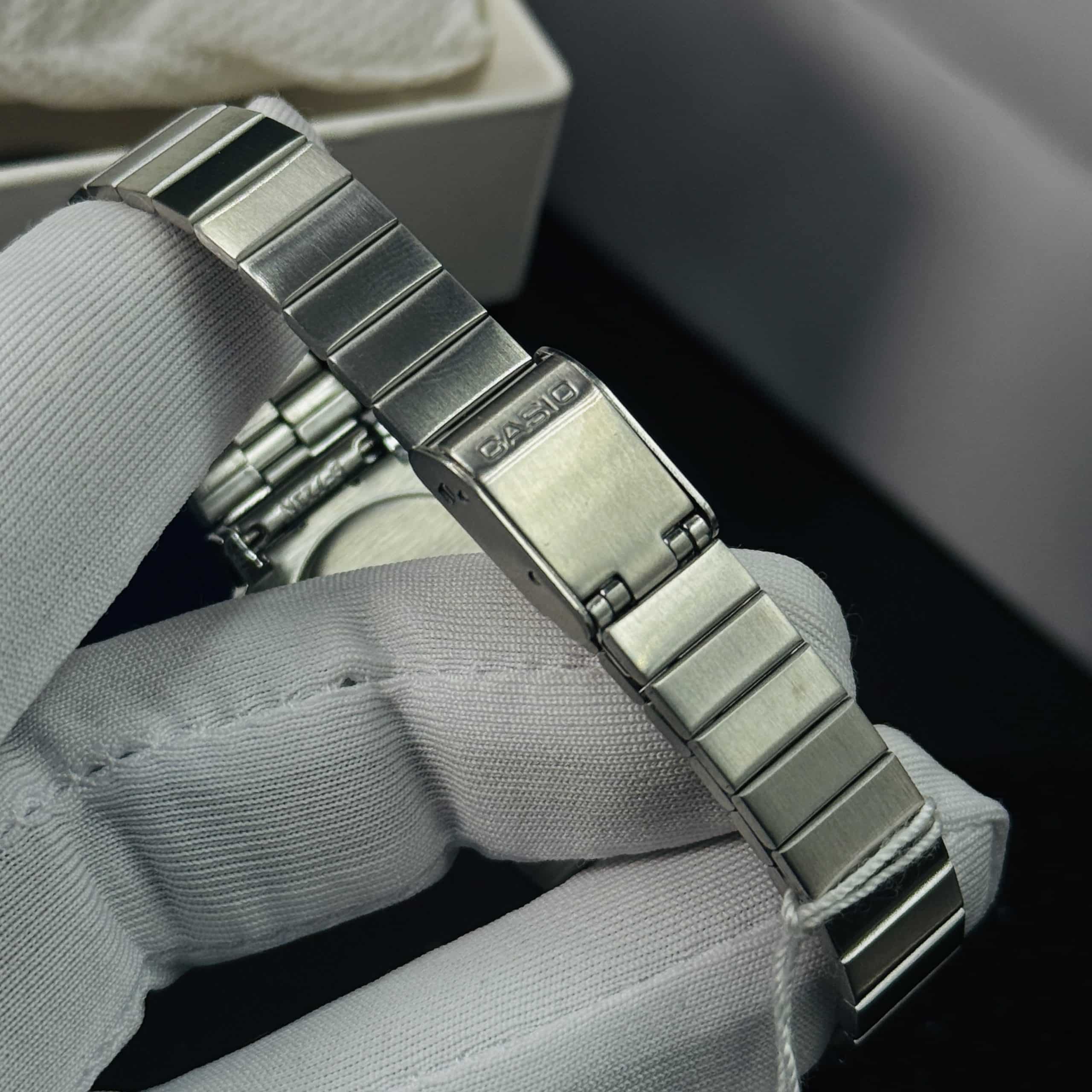 Casio LA670WA-2DF Women’s Vintage Digital Watch. - Image 4