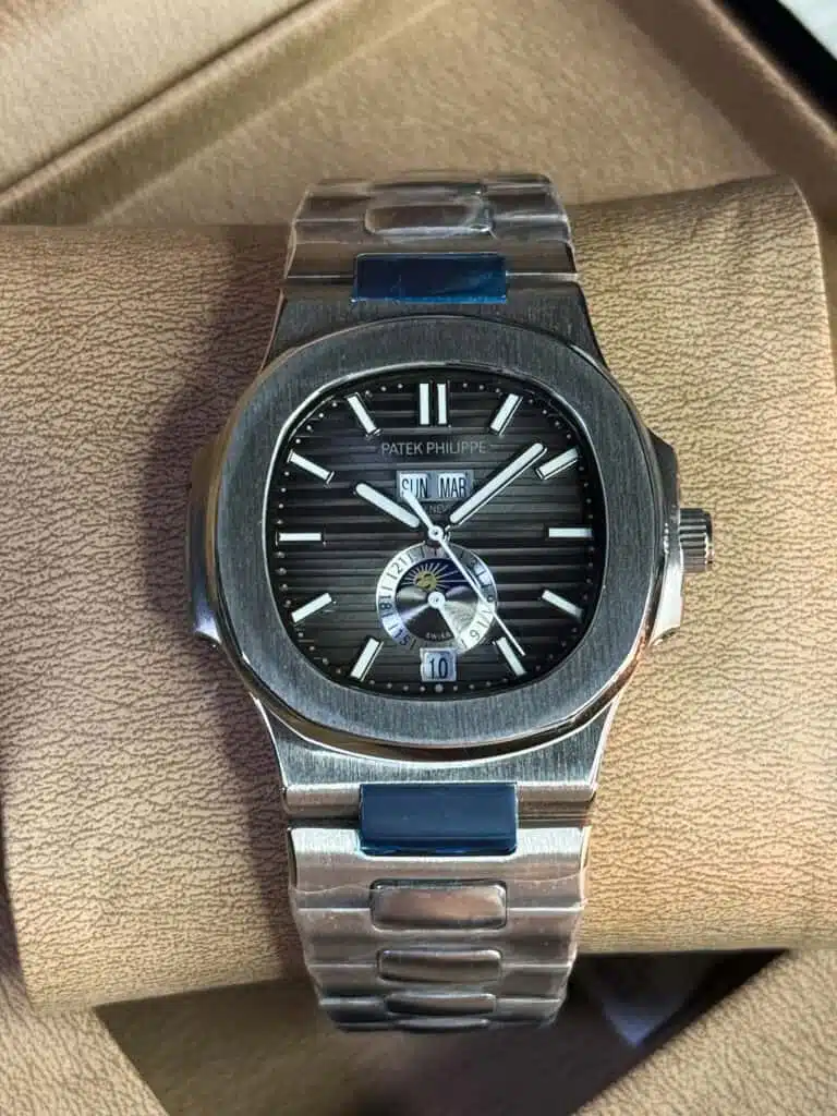Patek Philippe Nautilus 40mm Stainless Steel gray dial. - Image 2
