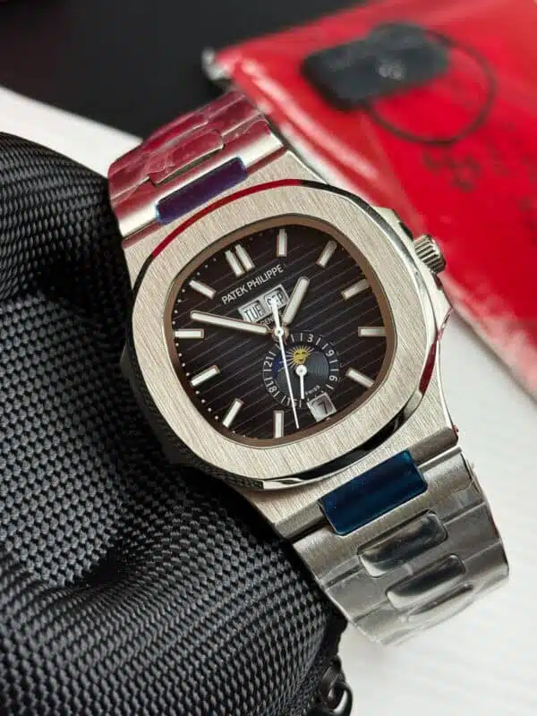 Patek Philippe Nautilus 40mm Stainless Steel Black dial. - Image 2