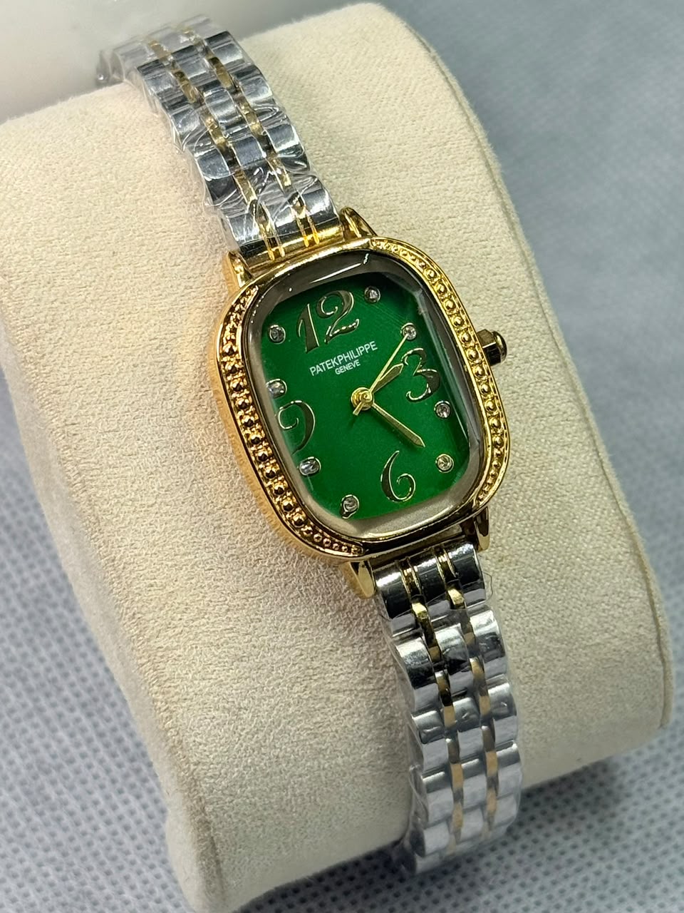 Patek Philippe Gondolo Serata Sunburst Emerald Green Dial Golden Bezel Women’s Watch - Image 3